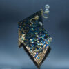 Paire de boucles d’oreilles en forme de losange, tissées à la main avec des perles Cube Miyuki aux nuances dorées et bleutées, créant un effet scintillant et profond. Les reflets subtils rappellent un ciel étoilé. Montées sur des crochets dorés en acier inoxydable avec embouts en silicone, ces boucles sont légères et confortables à porter.