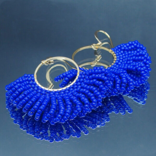 Boucles d'oreilles dorées en perles bleu cobalt tressées à la main, en forme d'éventail. Un bijou raffiné et lumineux au design élégant et sophistiqué.
