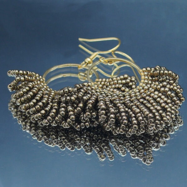 Boucles d'oreilles dorées en perles bronze tressées à la main, en forme d'éventail. Un bijou raffiné et lumineux au design élégant et sophistiqué.