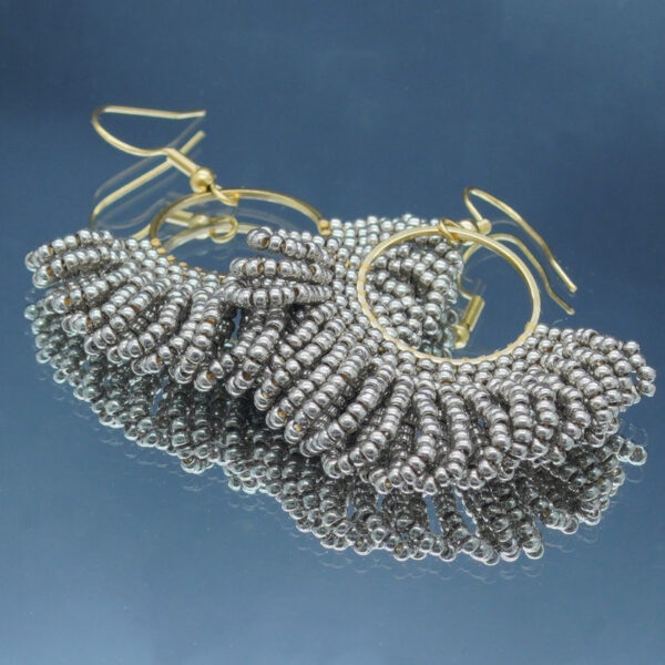 Boucles d'oreilles dorées en perles bronze light tressées à la main, en forme d'éventail. Un bijou raffiné et lumineux au design élégant et sophistiqué.