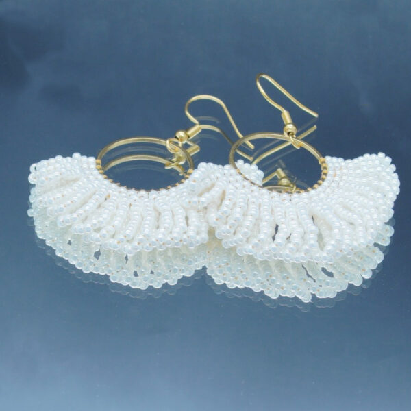 Boucles d'oreilles dorées en perles blanches tressées à la main, en forme d'éventail. Un bijou raffiné et lumineux au design élégant et sophistiqué.