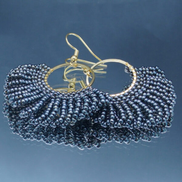 Boucles d'oreilles dorées en perles gun métal tressées à la main, en forme d'éventail. Un bijou raffiné et lumineux au design élégant et sophistiqué.