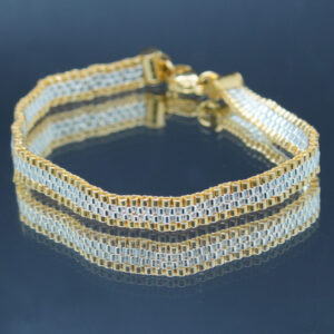 Bracelet tissé à la main sur 4 rangs avec perles Miyuki dorées et crystal, et finitions en acier inoxydable doré. Un bijou élégant et raffiné, au design fin et lumineux.