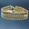 Bracelet tissé en perles Miyuki noir et doré, formant un motif géométrique élégant. Encadré de chaînettes dorées et doté d’un fermoir ajustable, il allie finesse et sophistication pour un style intemporel et raffiné.