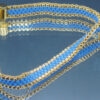 Bracelet tissé à la main sur 4 rangs avec perles Miyuki dorées et bleues et finitions en acier inoxydable doré. Un bijou élégant et raffiné, au design fin et lumineux.