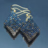 Paire de boucles d’oreilles en forme de losange, tissées à la main avec des perles Cube Miyuki aux nuances de bronze et de gun métal, créant un effet scintillant et profond. Les reflets subtils rappellent un ciel étoilé. Montées sur des crochets dorés en acier inoxydable avec embouts en silicone, ces boucles sont légères et confortables à porter.