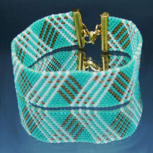 Bracelet tissé sur 14 rangs en perles Miyuki aux motifs graphiques, turquoise, blanc et doré, fait main en Provence. Élégance artisanale, couleurs raffinées et finitions dorées.