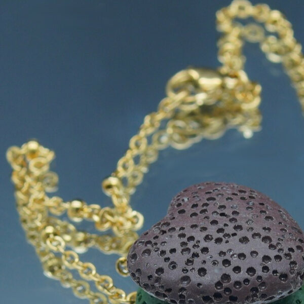 Chaîne de cheville dorée avec perles blanches et cœur en pierre de lave poreuse, idéale pour diffuser des huiles essentielles anti-moustiques avec élégance.
