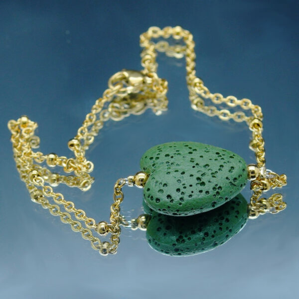 Chaîne de cheville dorée avec perles blanches et coeur en pierre de lave poreuse, idéale pour diffuser des huiles essentielles anti-moustiques avec élégance.