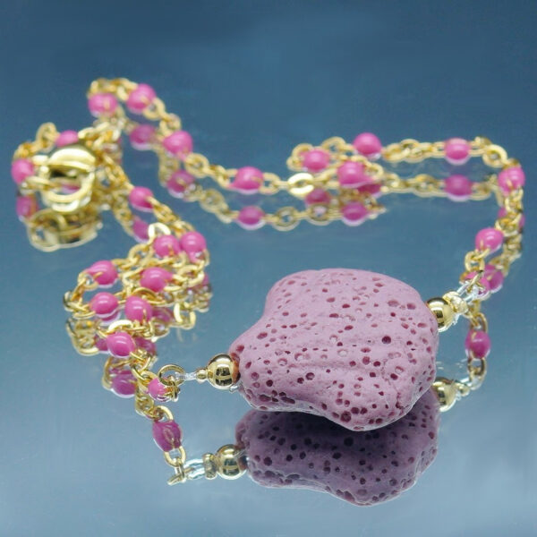 Chaîne de cheville dorée avec perles blanches et coquillage en pierre de lave poreuse, idéale pour diffuser des huiles essentielles anti-moustiques avec élégance.