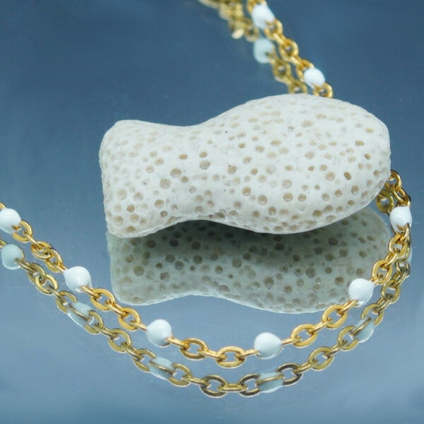 Chaîne de cheville dorée avec perles blanches et poisson en pierre de lave poreuse, idéale pour diffuser des huiles essentielles anti-moustiques avec élégance.