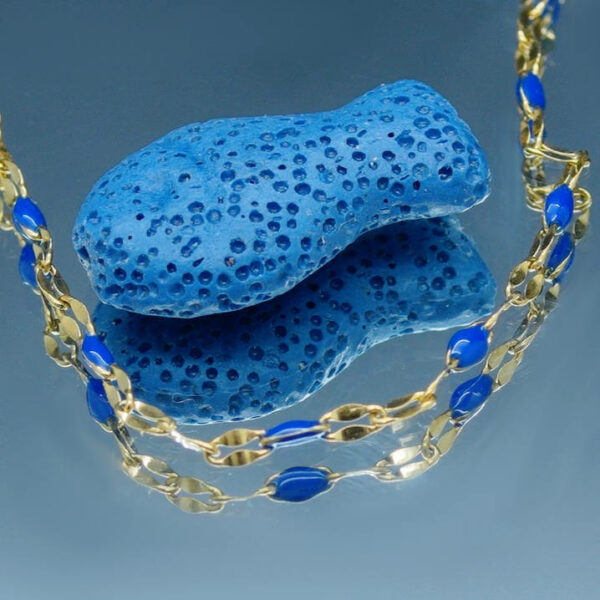 Chaîne de cheville dorée avec perles blanches et poisson en pierre de lave poreuse, idéale pour diffuser des huiles essentielles anti-moustiques avec élégance.