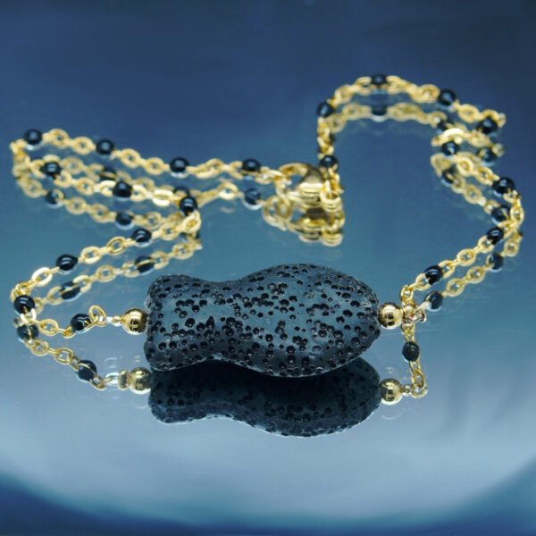 Chaîne de cheville dorée avec perles blanches et poisson en pierre de lave poreuse, idéale pour diffuser des huiles essentielles anti-moustiques avec élégance.
