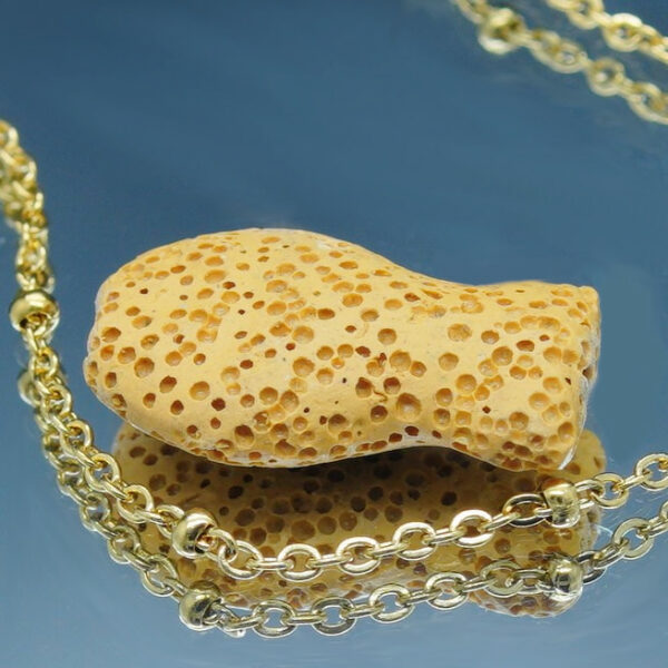 Chaîne de cheville dorée avec perles blanches et poisson en pierre de lave poreuse, idéale pour diffuser des huiles essentielles anti-moustiques avec élégance.