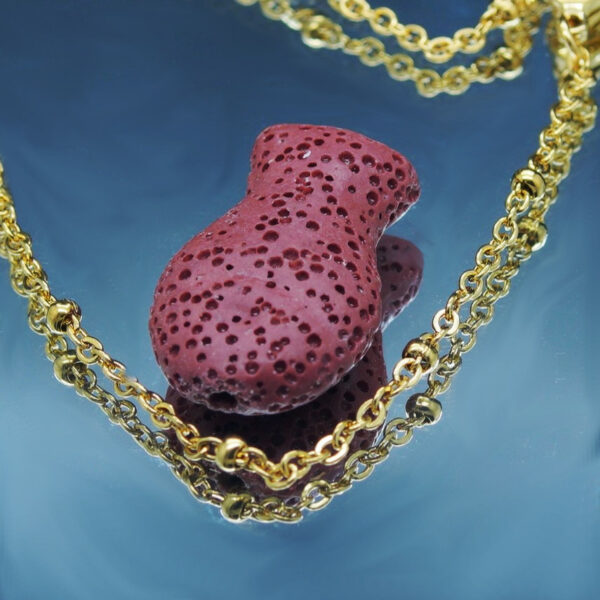 Chaîne de cheville dorée avec perles blanches et poisson en pierre de lave poreuse, idéale pour diffuser des huiles essentielles anti-moustiques avec élégance.