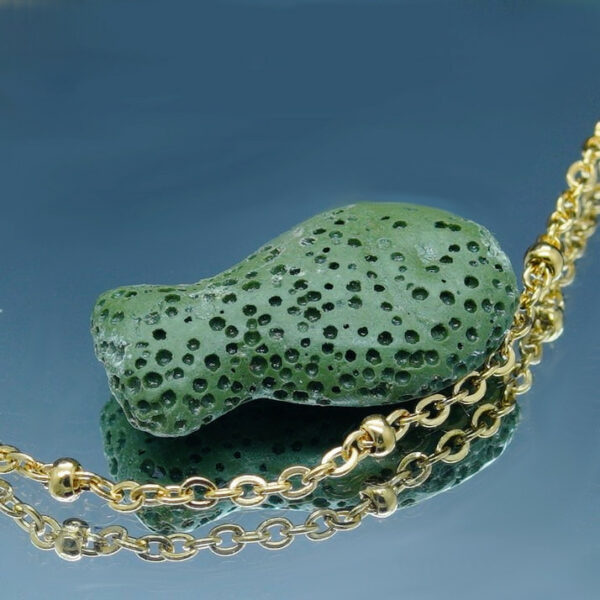 Chaîne de cheville dorée avec perles blanches et poisson en pierre de lave poreuse, idéale pour diffuser des huiles essentielles anti-moustiques avec élégance.
