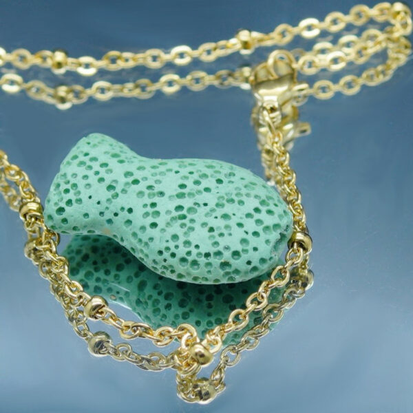 Chaîne de cheville dorée avec perles blanches et poisson en pierre de lave poreuse, idéale pour diffuser des huiles essentielles anti-moustiques avec élégance.