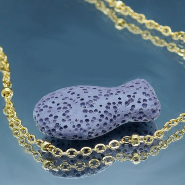 Chaîne de cheville dorée avec perles blanches et poisson en pierre de lave poreuse, idéale pour diffuser des huiles essentielles anti-moustiques avec élégance.