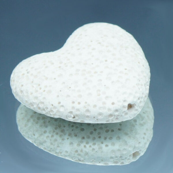 Cœur en pierre de lave noire poreuse, idéal pour diffuser des huiles essentielles anti-moustiques de façon naturelle et élégante