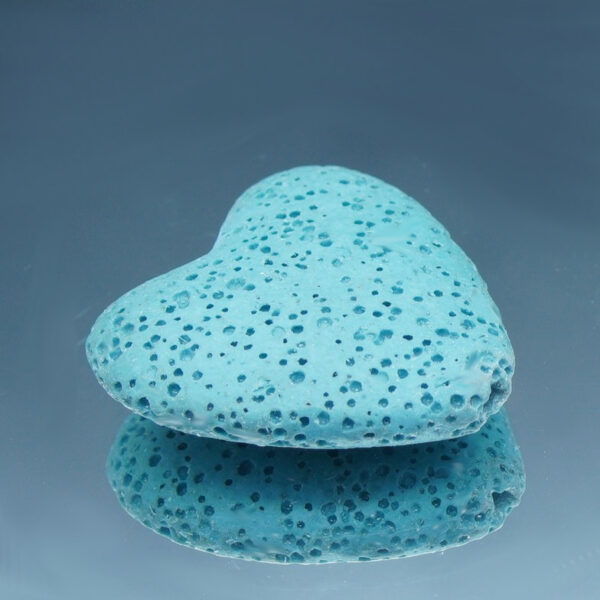 Cœur en pierre de lave noire poreuse, idéal pour diffuser des huiles essentielles anti-moustiques de façon naturelle et élégante