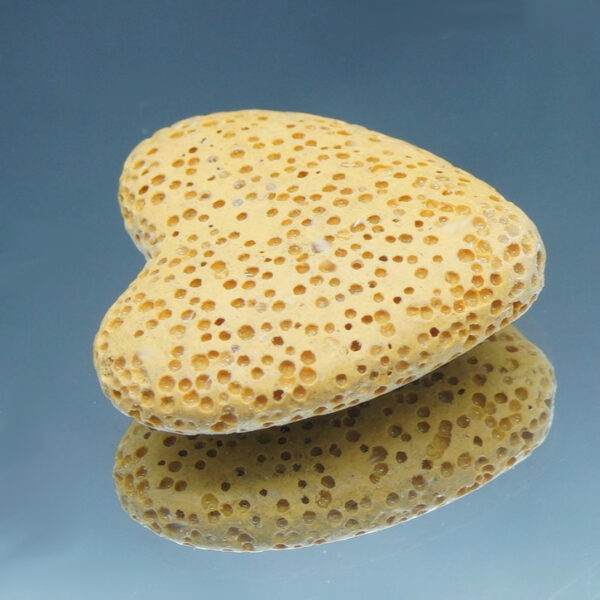 Cœur en pierre de lave noire poreuse, idéal pour diffuser des huiles essentielles anti-moustiques de façon naturelle et élégante