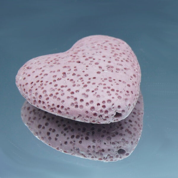 Cœur en pierre de lave noire poreuse, idéal pour diffuser des huiles essentielles anti-moustiques de façon naturelle et élégante