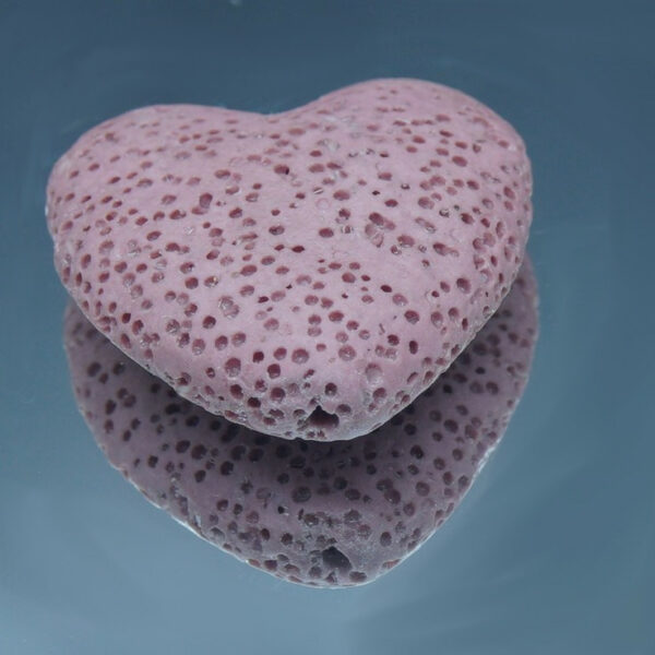 Cœur en pierre de lave noire poreuse, idéal pour diffuser des huiles essentielles anti-moustiques de façon naturelle et élégante