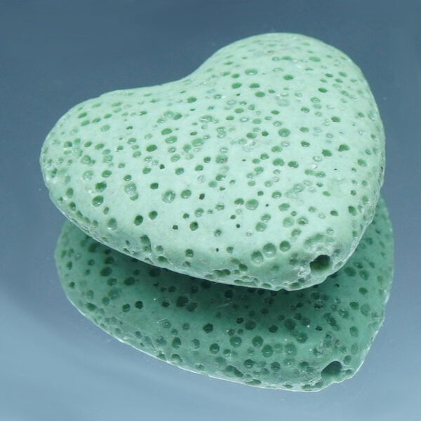Cœur en pierre de lave noire poreuse, idéal pour diffuser des huiles essentielles anti-moustiques de façon naturelle et élégante