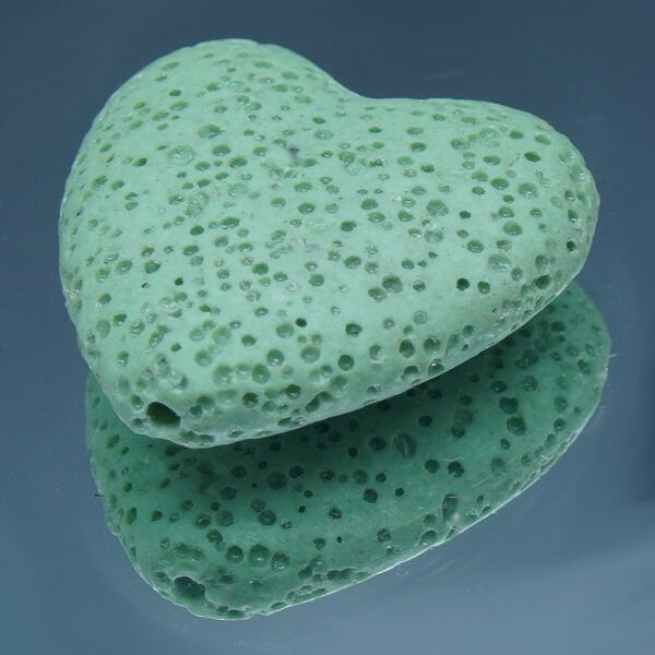 Cœur en pierre de lave noire poreuse, idéal pour diffuser des huiles essentielles anti-moustiques de façon naturelle et élégante