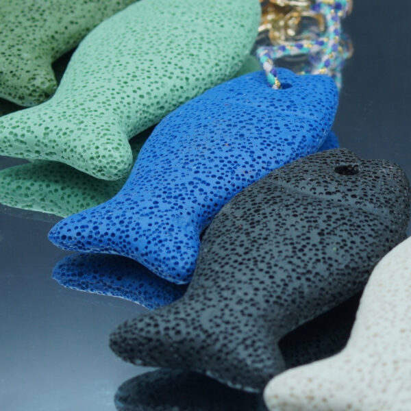 Poissons en pierre de lave noire poreuse, idéal pour diffuser des huiles essentielles anti-moustiques de façon naturelle et élégante