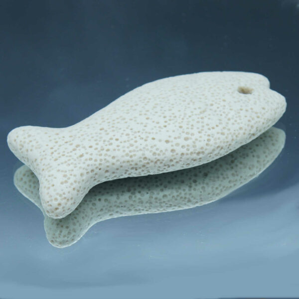 Poisson en pierre de lave noire poreuse, idéal pour diffuser des huiles essentielles anti-moustiques de façon naturelle et élégante