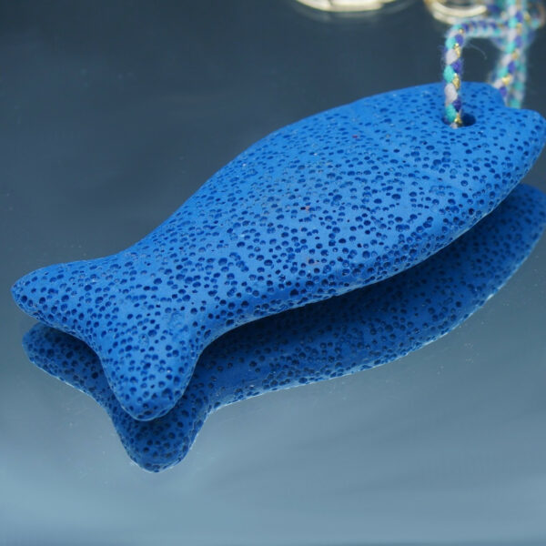 Poisson en pierre de lave noire poreuse, idéal pour diffuser des huiles essentielles anti-moustiques de façon naturelle et élégante