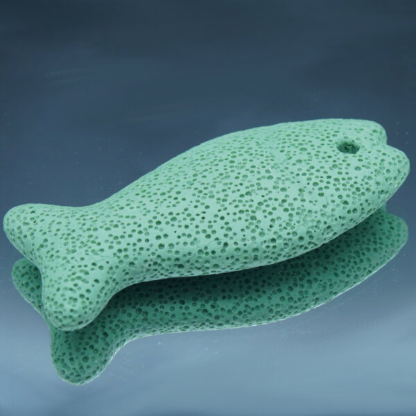 Poisson en pierre de lave noire poreuse, idéal pour diffuser des huiles essentielles anti-moustiques de façon naturelle et élégante