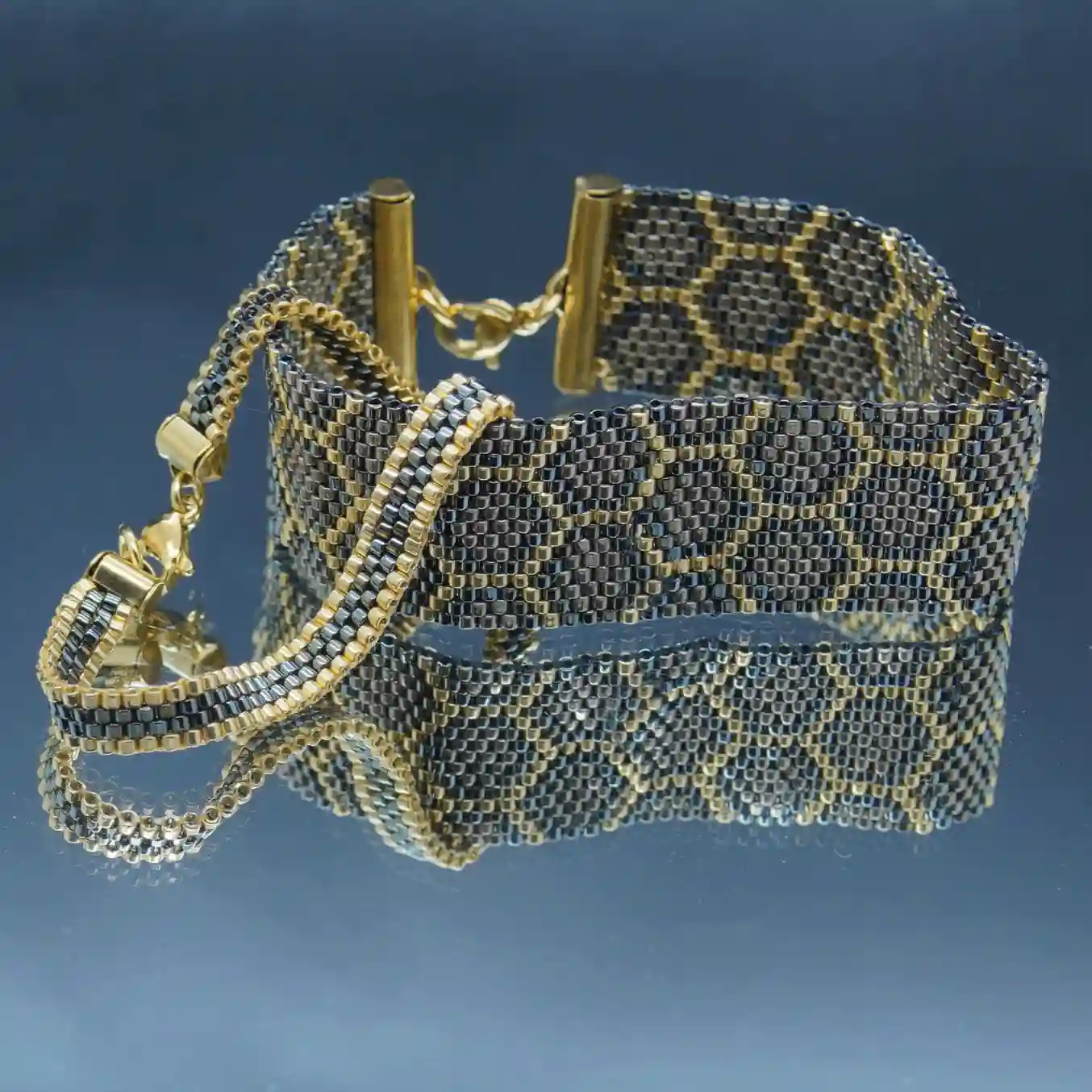 Assortiment d'une manchette sur 21 rangs de perles de Miyuki or, steel et pewter et d'un bracelet sur 4 rangs