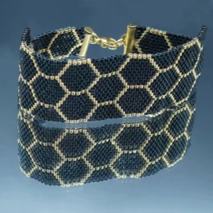 Manchette sur 21 rangs avec des perles de Miyuki or et noir en forme d'alvéoles