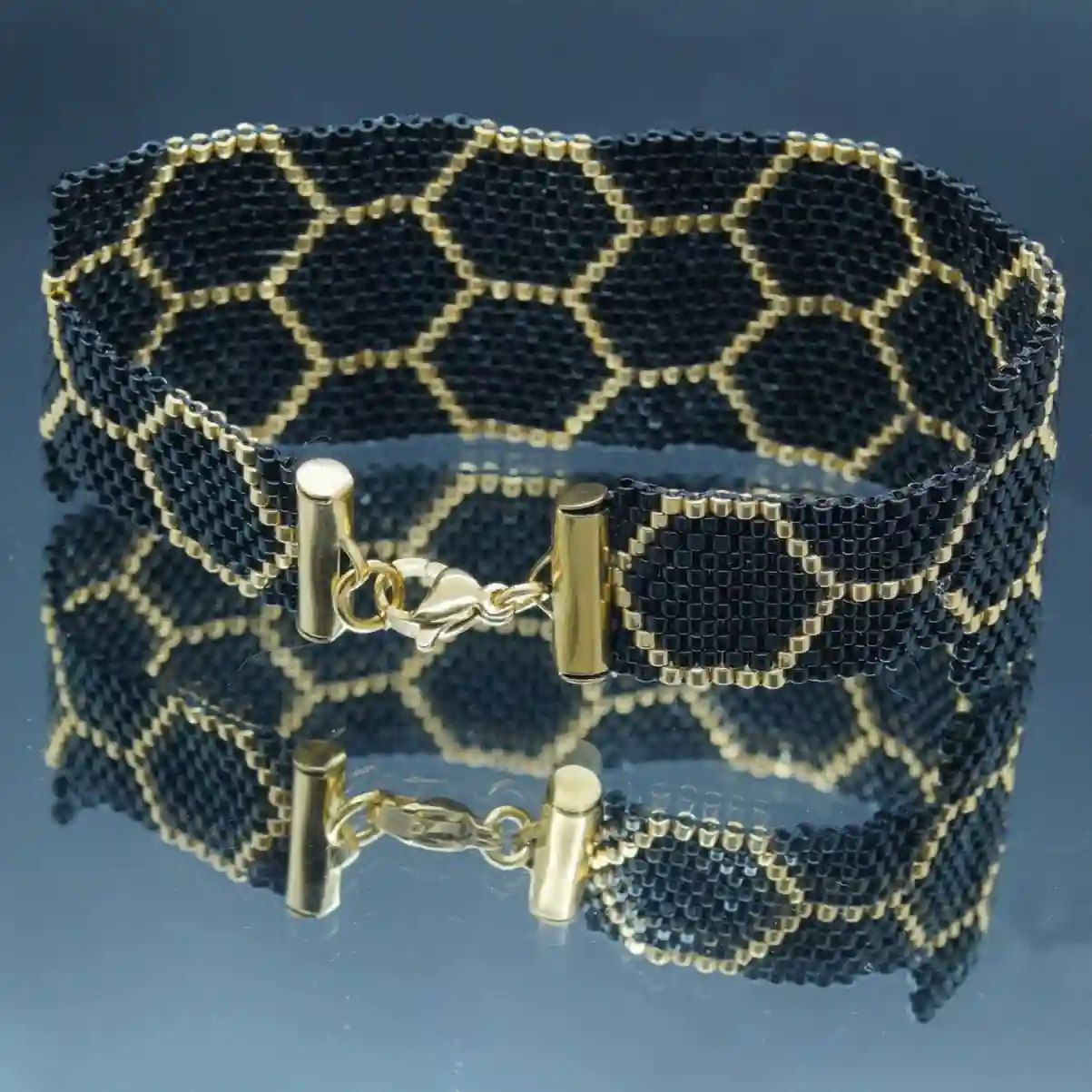 Vue arrière de la manchette sur 21 rangs avec des perles de Miyuki or et noir en forme d'alvéoles