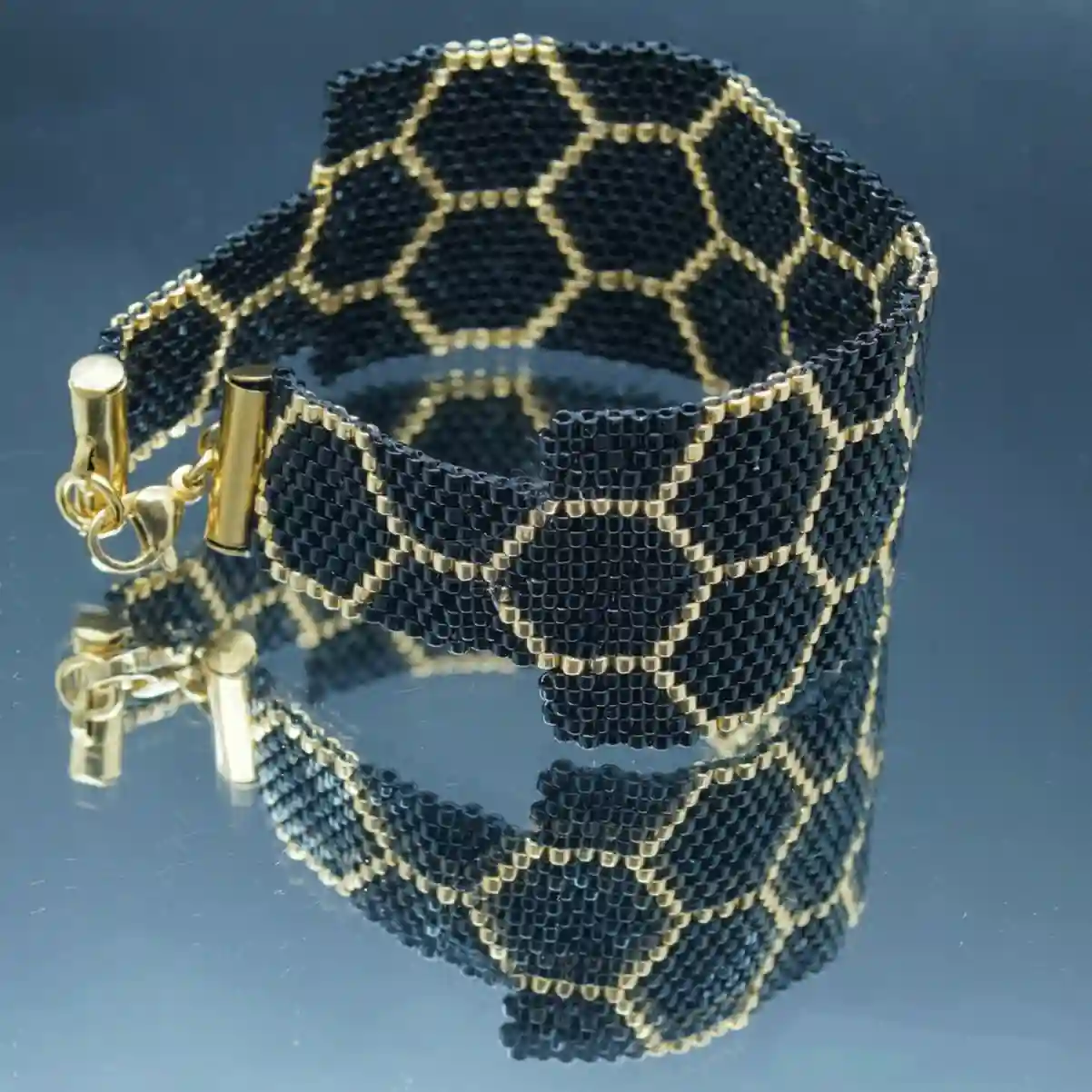 Manchette sur 21 rangs avec des perles de Miyuki or et noir en forme d'alvéoles