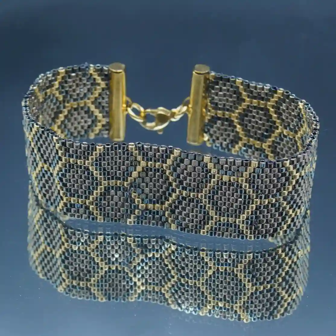 Manchette sur 21 rangs avec des perles de Miyuki or, stell et pewter en forme d'alvéoles