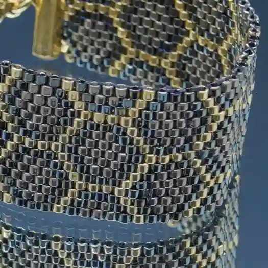 Détail sur Manchette sur 21 rangs avec des perles de Miyuki or, stell et pewter en forme d'alvéoles